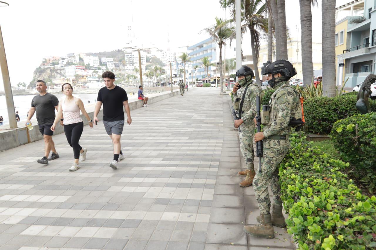 $!Brindan elementos de la Marina vigilancia en el malecón de Mazatlán en Navidad