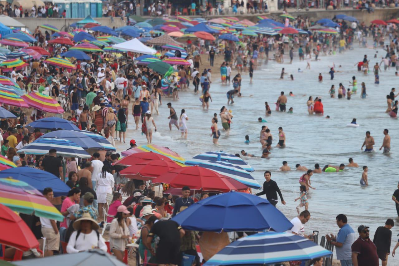 $!#FOTOS | Así fueron los últimos minutos en las playas de Mazatlán este Sábado Santo