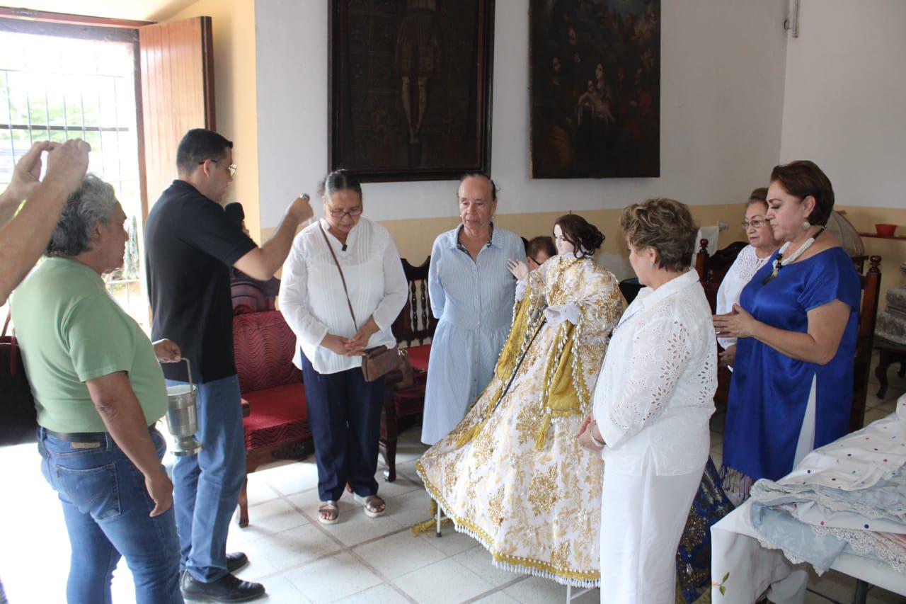 $!Bendicen y designan a grupo para vestir y cargar a la Virgen del Rosario