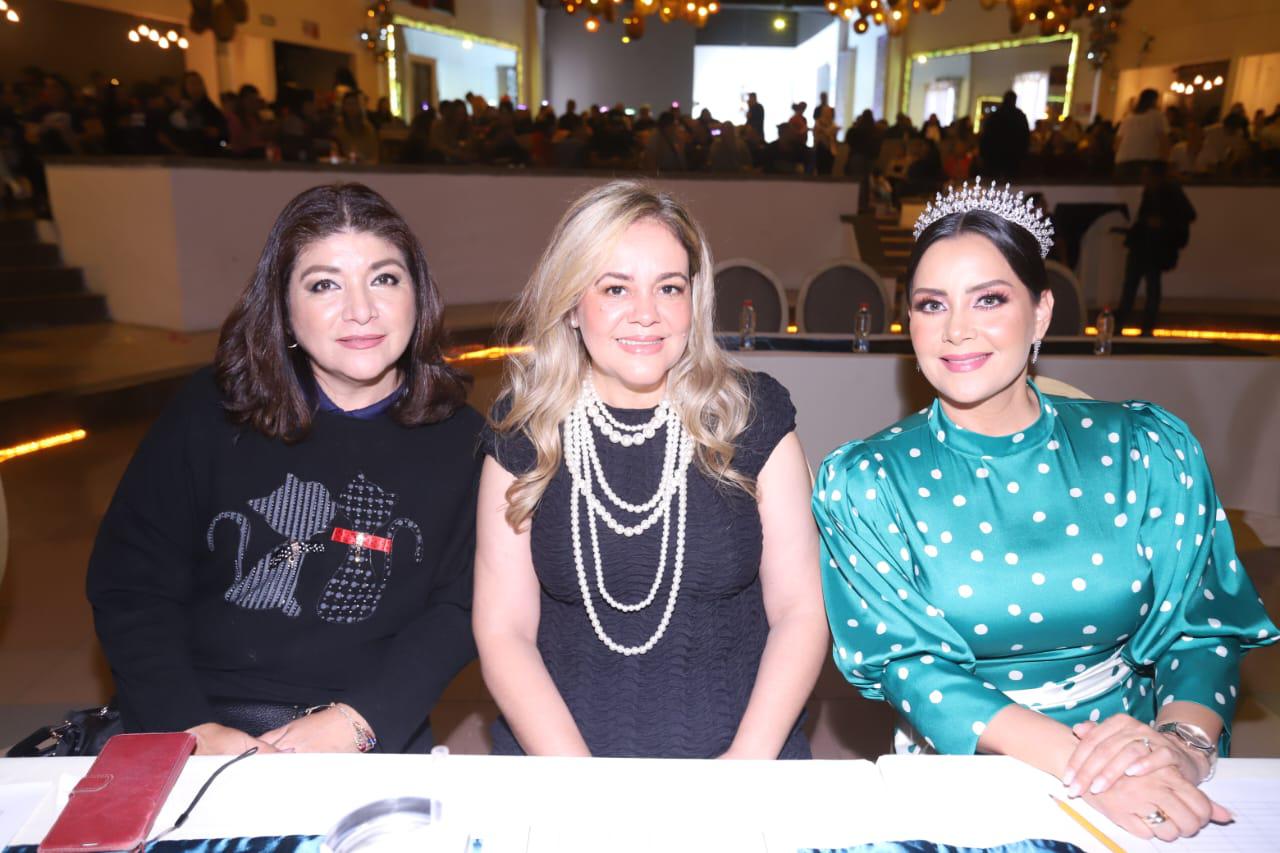 $!Rocio Barragán junto a María Teresa Apodaca y Karina Dueñas. presidenta del DIF Municipal y la Reina de los Juegos Florales del 2001.