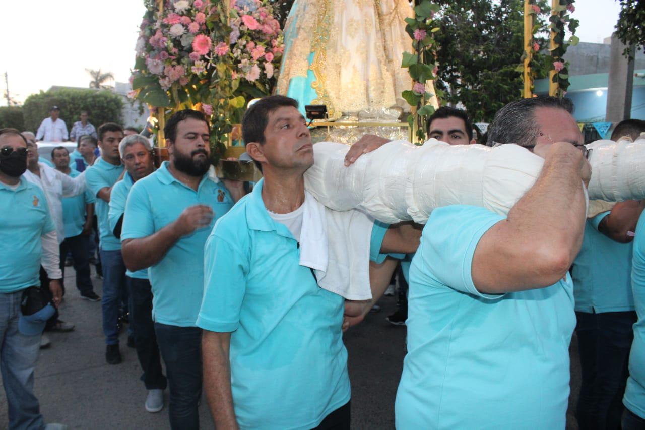 $!Hombres ofrecen con fe sus fuerzas para que Nuestra Señora del Rosario recorra su pueblo