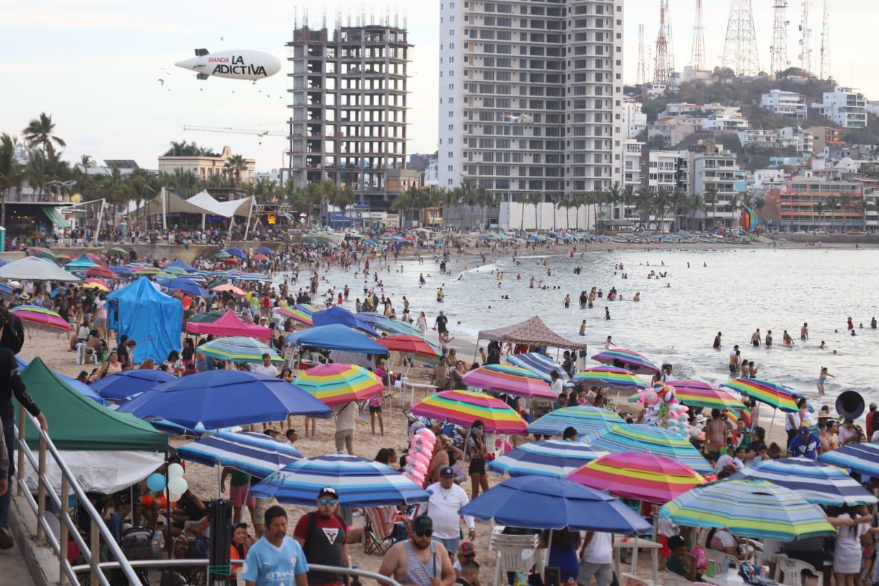 $!#FOTOS | Así fueron los últimos minutos en las playas de Mazatlán este Sábado Santo