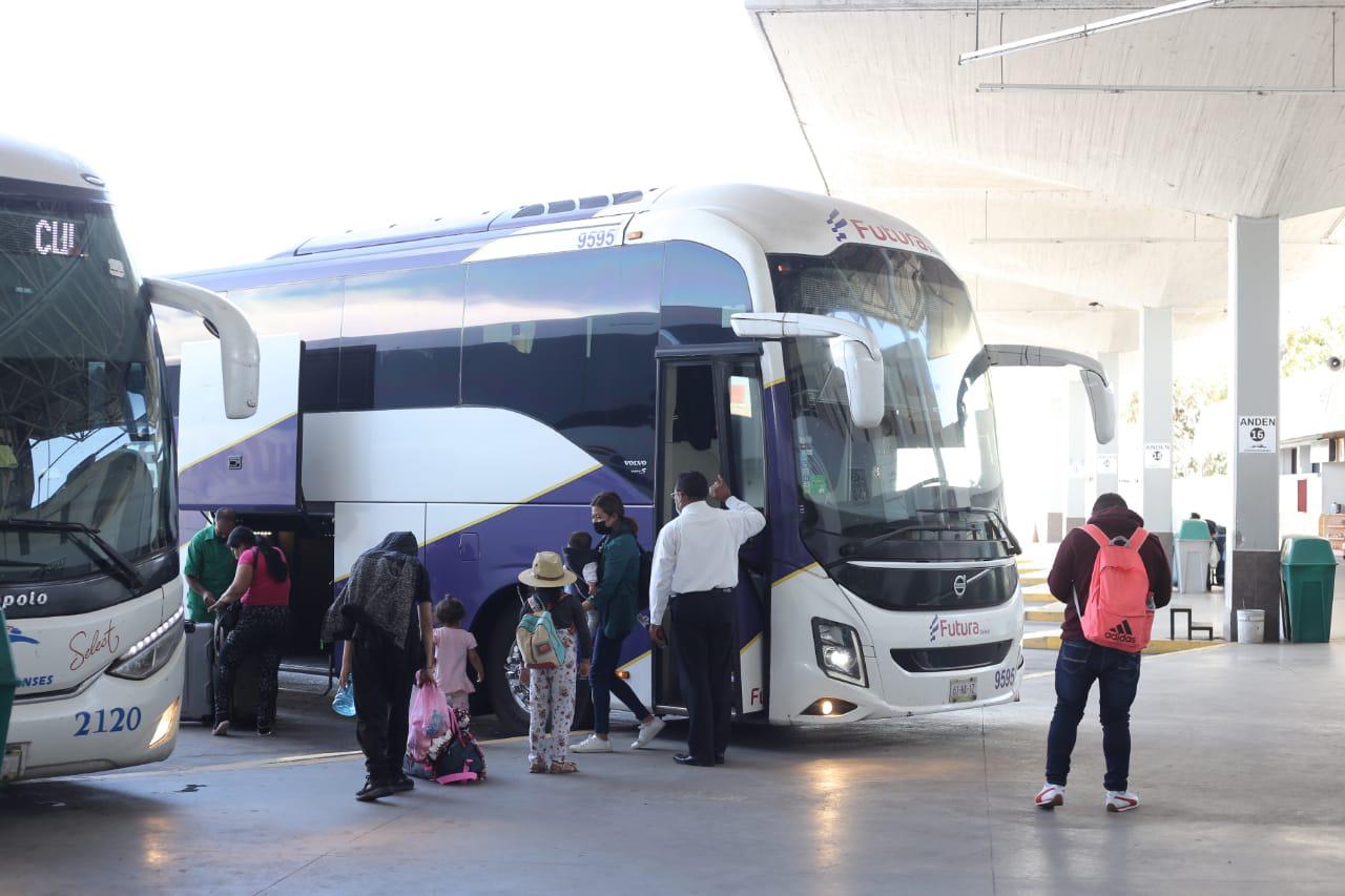 $!Los turistas abarrotan las centrales camioneras de Mazatlán