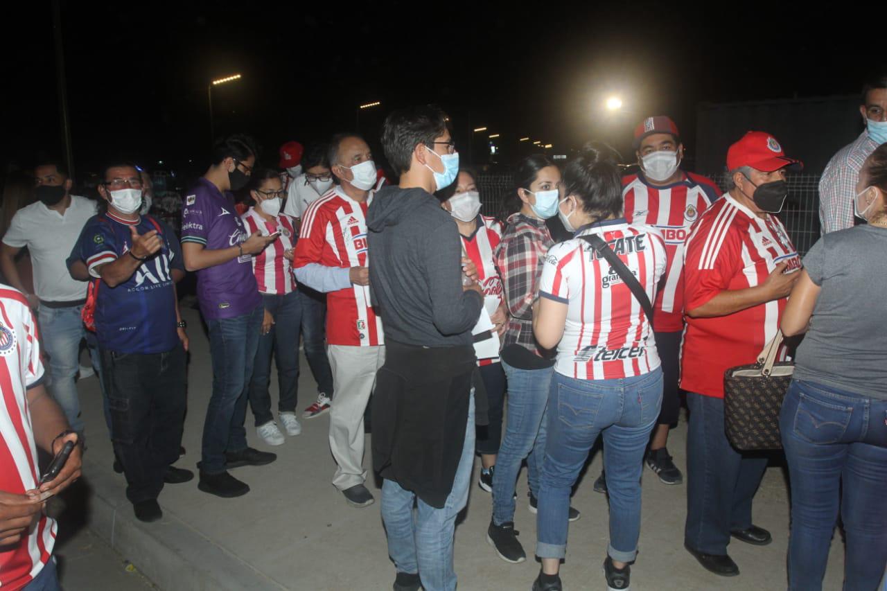 $!Aficionados de Mazatlán y Chivas viven fiesta futbolera en el Kraken