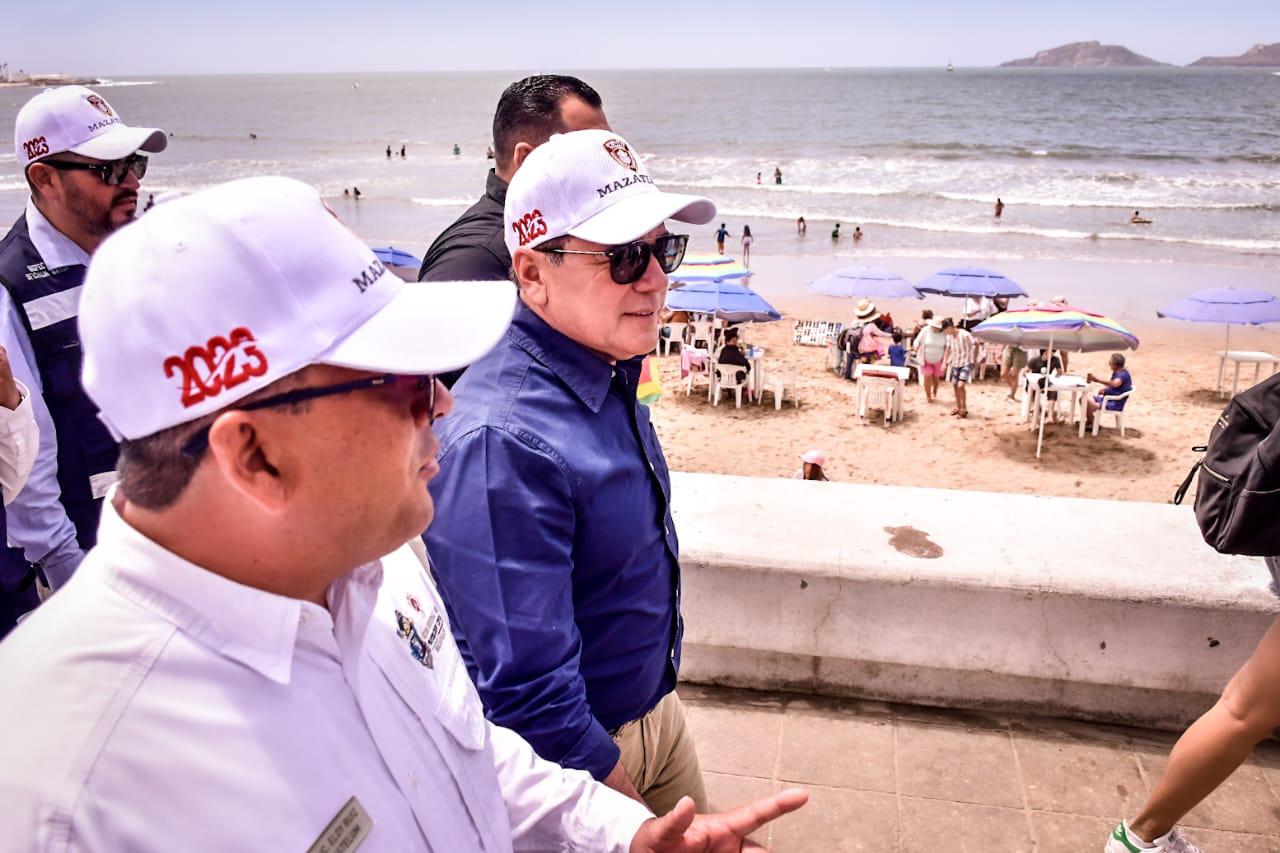 $!Llama Alcalde a locales y turistas a no tirar basura en las playas ni en la ciudad