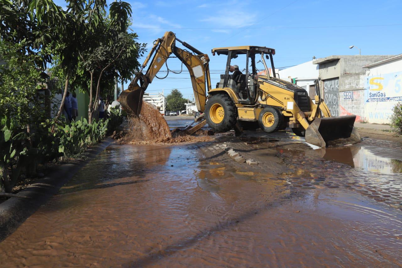 $!Megafuga inunda calles de Villa Florida, en Mazatlán