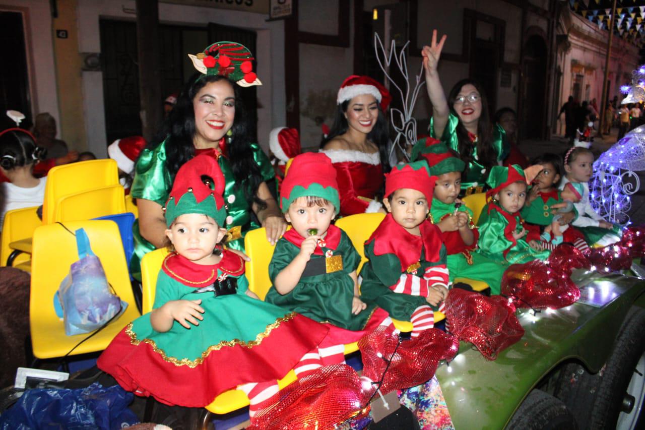 $!Encienden el espíritu navideño en Rosario con desfile de luces, árbol y Nacimiento