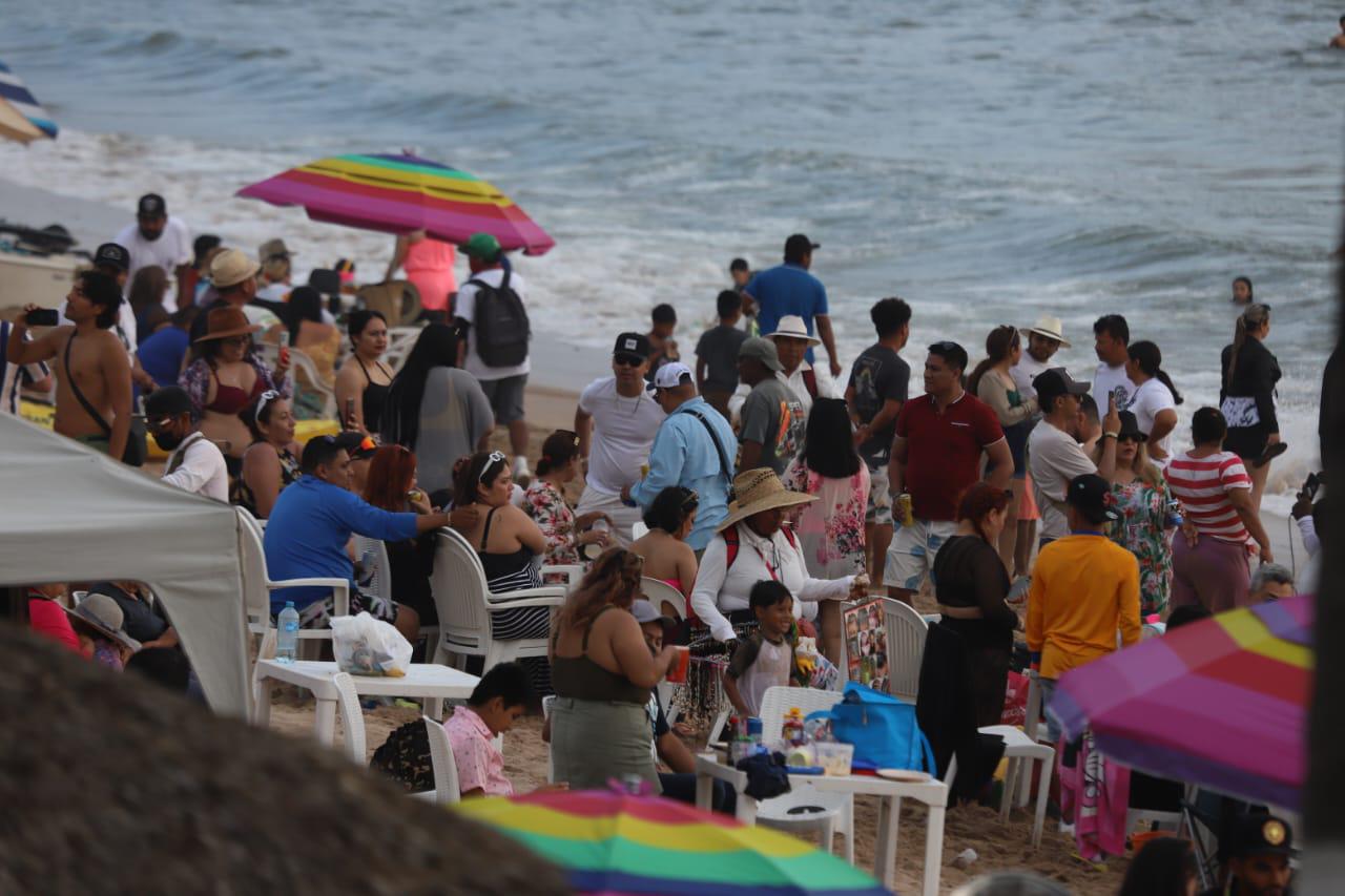 $!#FOTOS | Así fueron los últimos minutos en las playas de Mazatlán este Sábado Santo