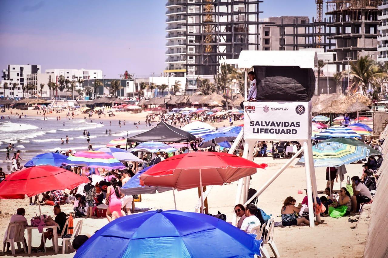 $!Llama Alcalde a locales y turistas a no tirar basura en las playas ni en la ciudad