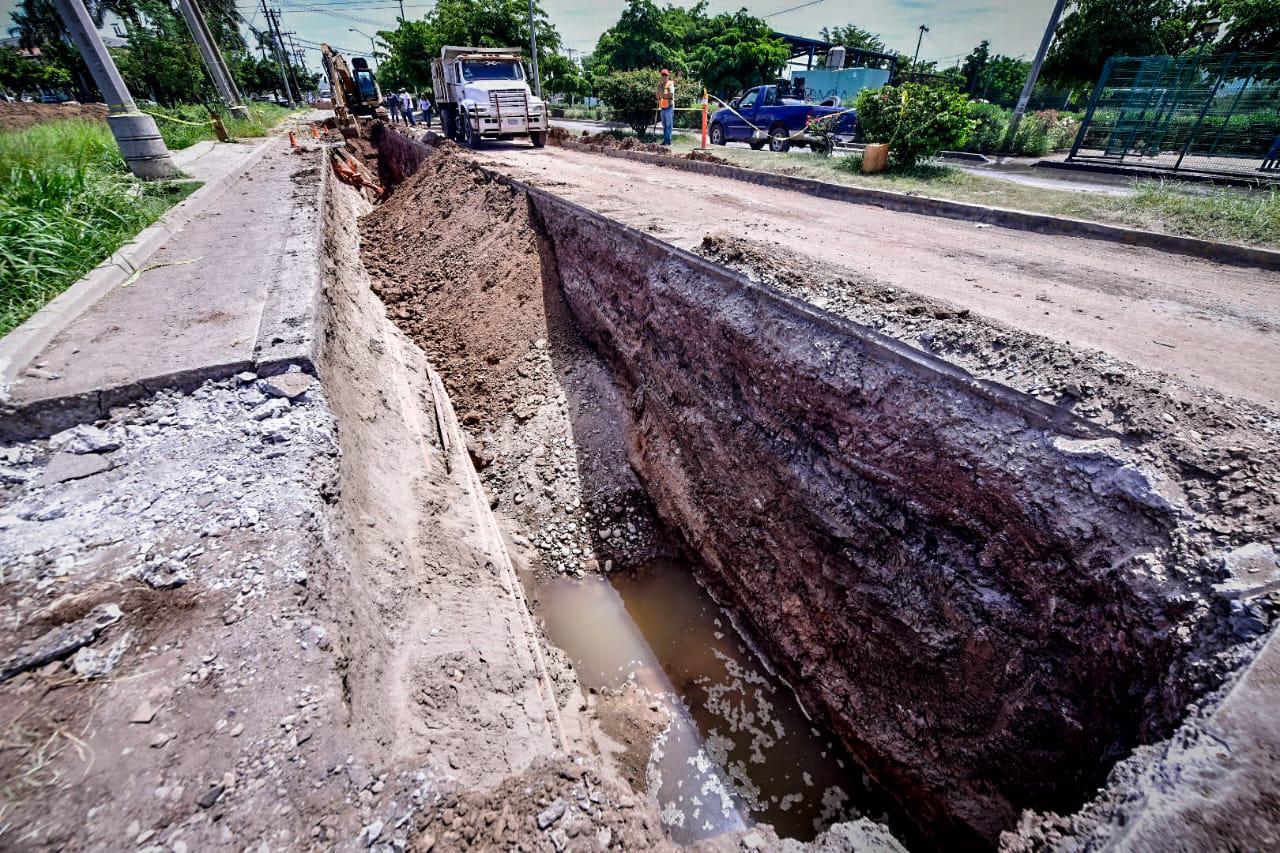 $!Buscan frenar el grave rebosamiento de drenaje en zonas de Mazatlán