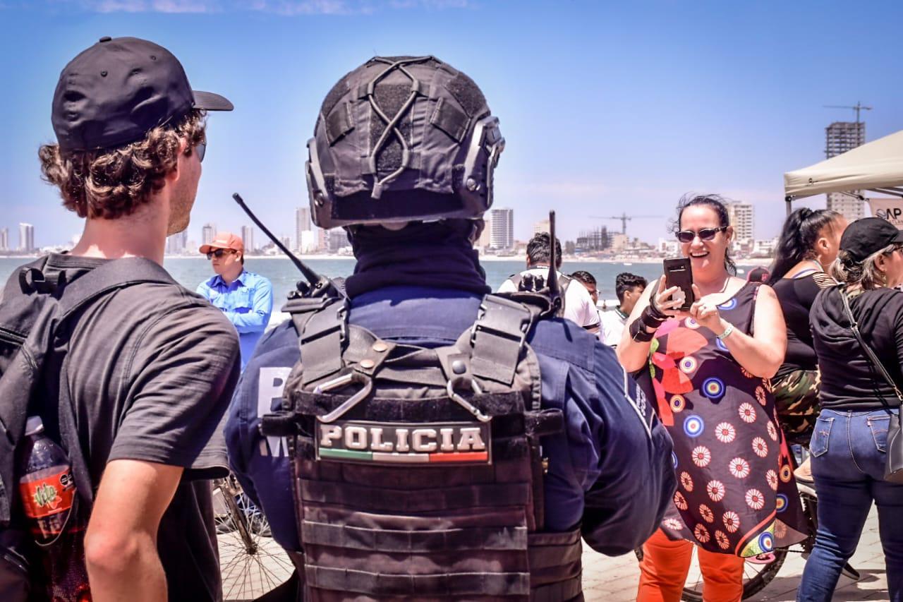 $!Llama Alcalde a locales y turistas a no tirar basura en las playas ni en la ciudad