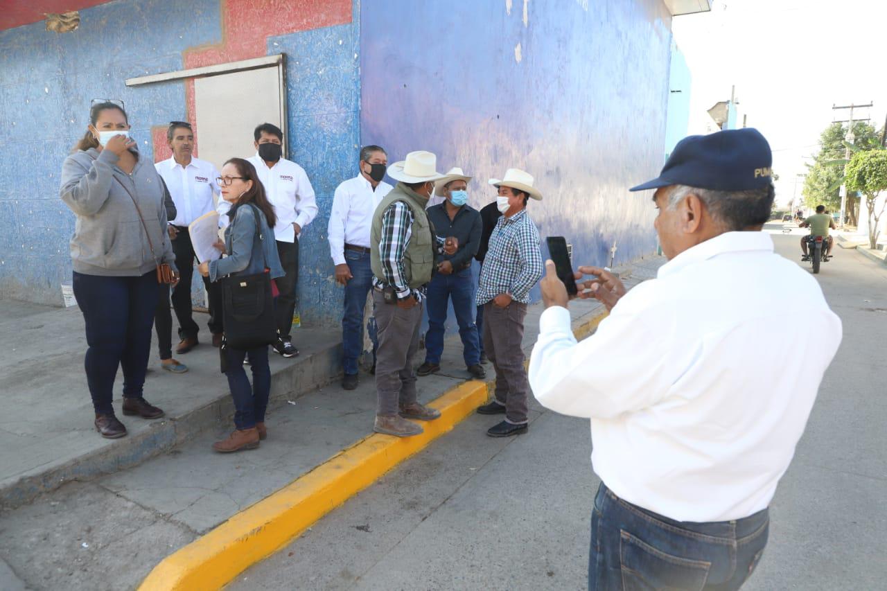 $!Manifestantes esperan a AMLO en Mazatlán para plantearle sus demandas