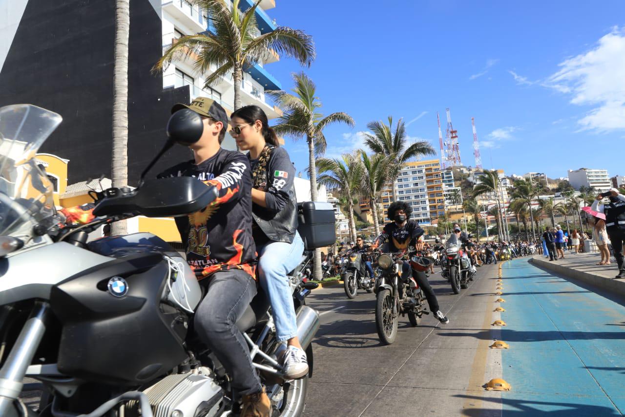 $!Cientos de motociclistas recorren el paseo costero de Mazatlán dentro de la Semana de la Moto