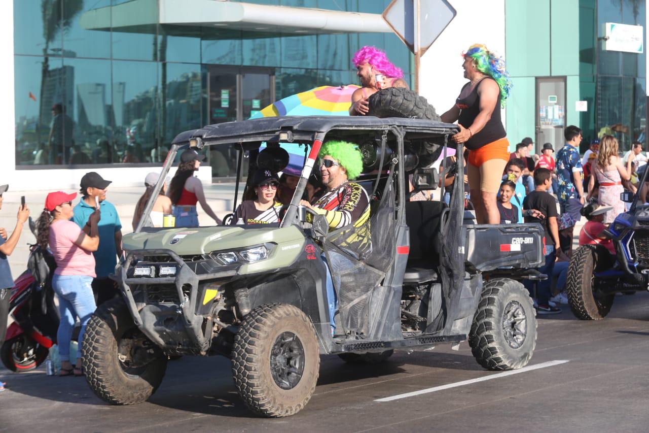 $!Miles de motociclistas convierten el malecón en un Carnaval