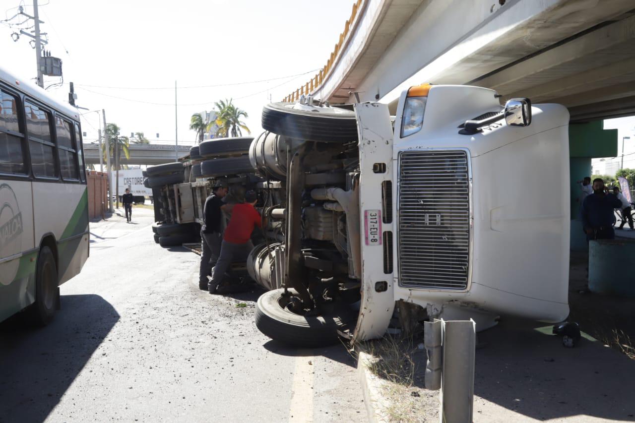 $!Tráiler vuelca en curva del paso superior en la salida norte de Mazatlán; sin lesionados