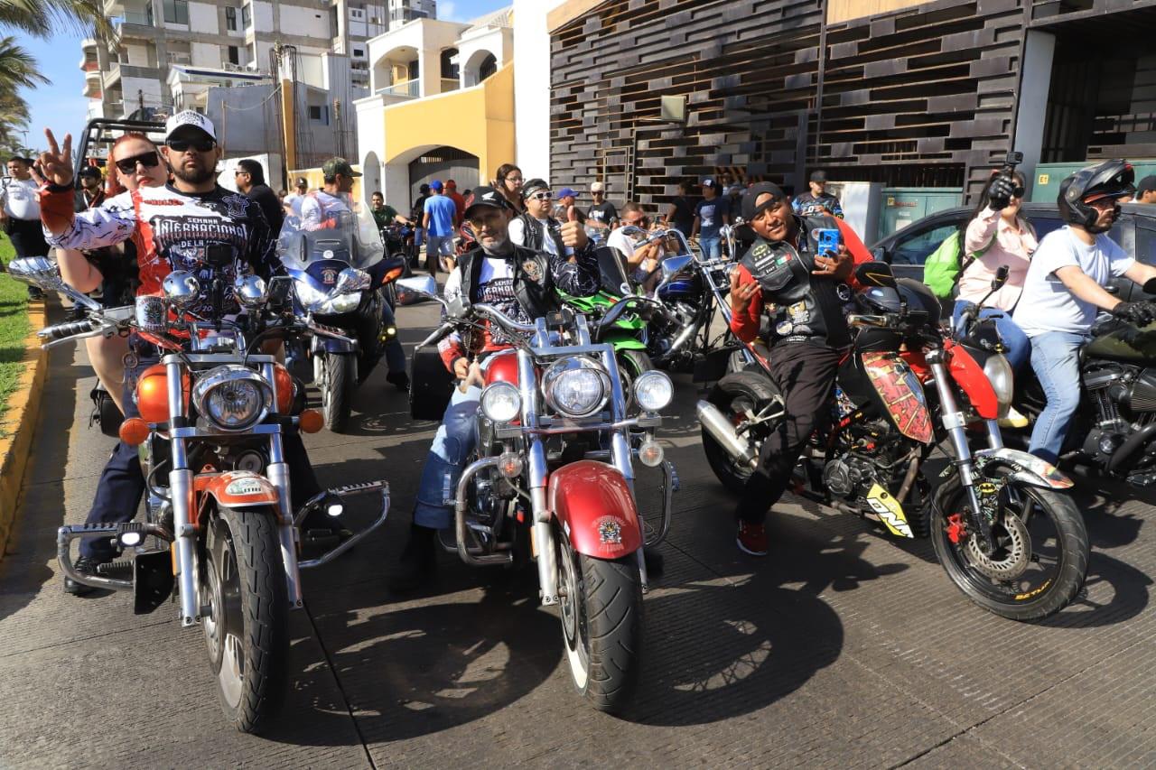 $!Rugen máquinas en el malecón en el desfile de la Semana de la Moto Mazatlán 2024