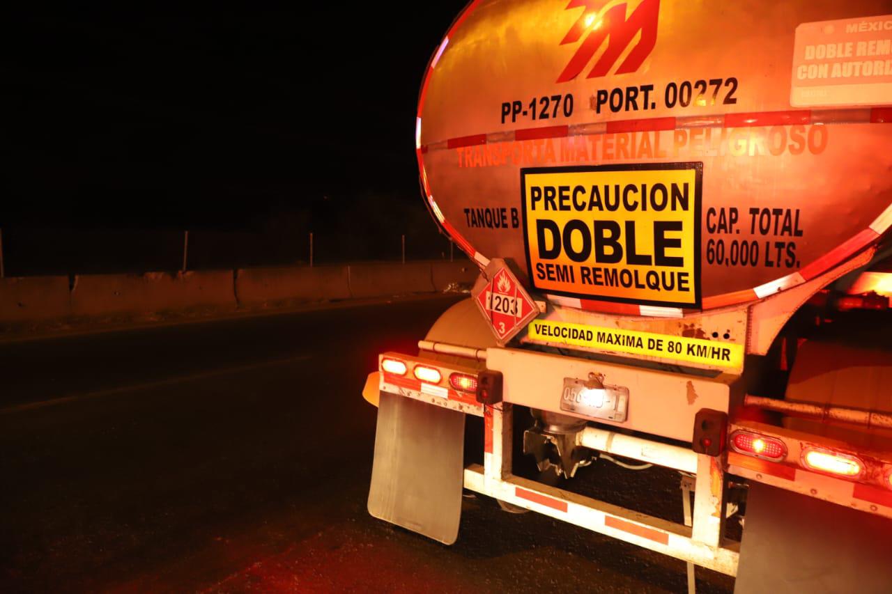 $!En Mazatlán, automóvil choca por alcance contra pipa de combustible