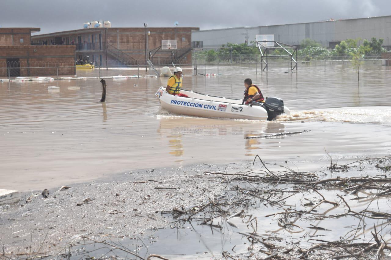 $!Rescatan a 74 jornaleros por inundación en campo agrícola de Villa Juárez