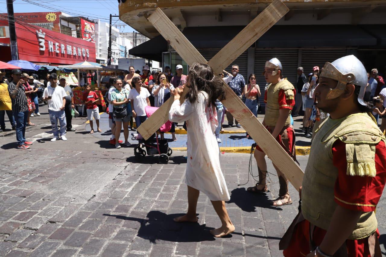 $!Presencian mazatlecos y turistas Viacrucis en calles del Centro