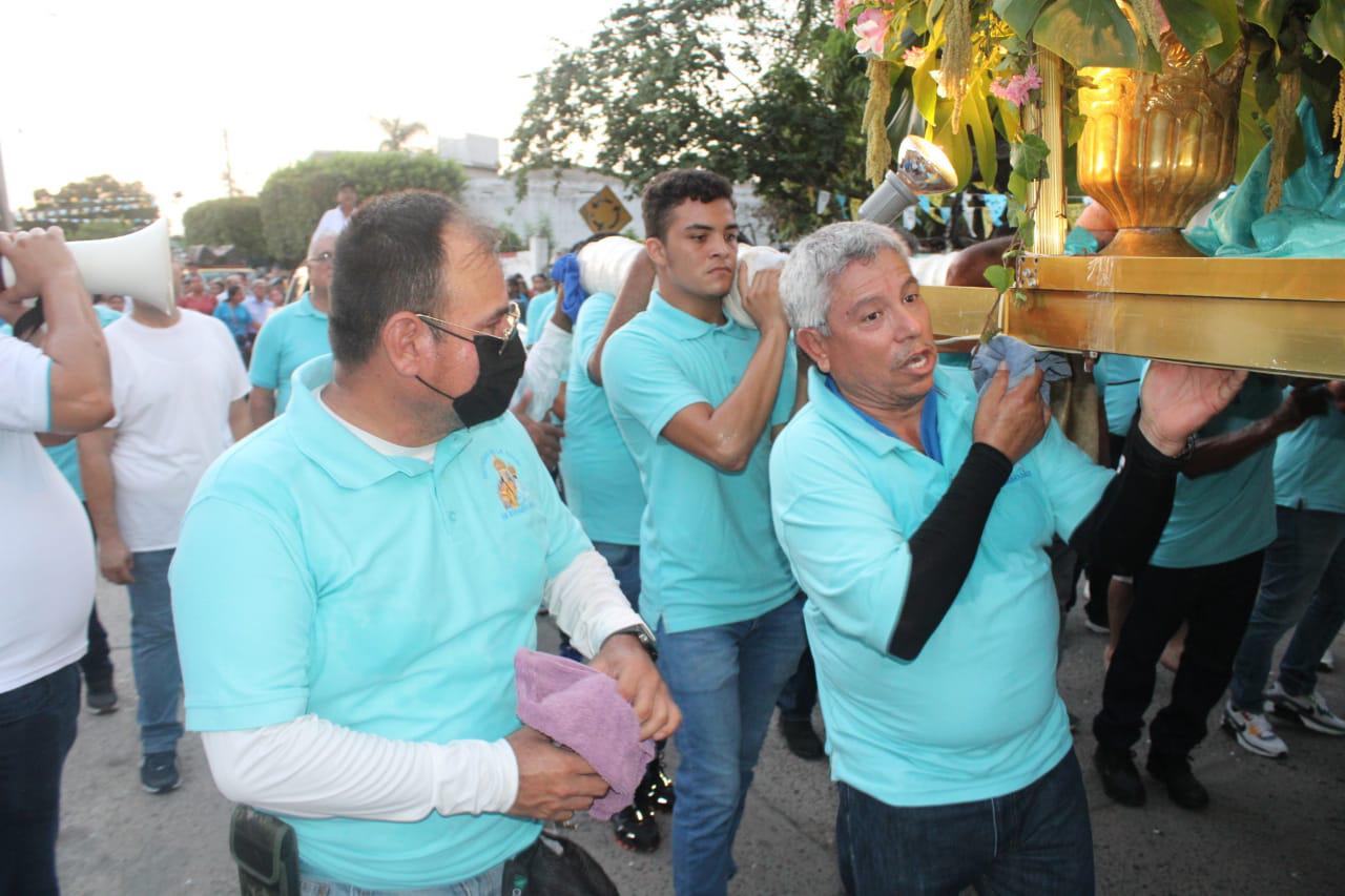 $!Hombres ofrecen con fe sus fuerzas para que Nuestra Señora del Rosario recorra su pueblo