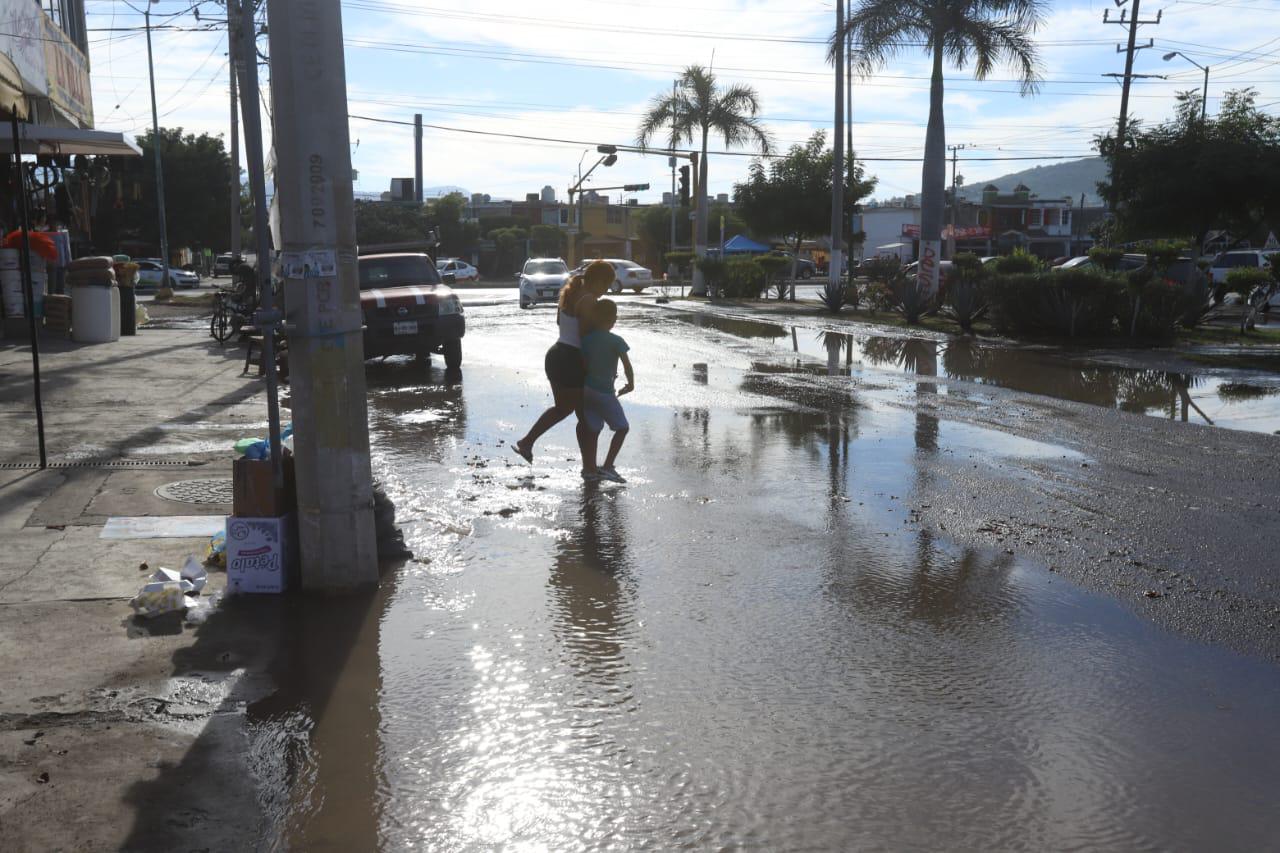 $!Megafuga inunda calles de Villa Florida, en Mazatlán