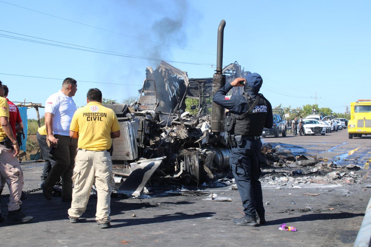 $!Remueven vehículos quemados en carreteras de Escuinapa