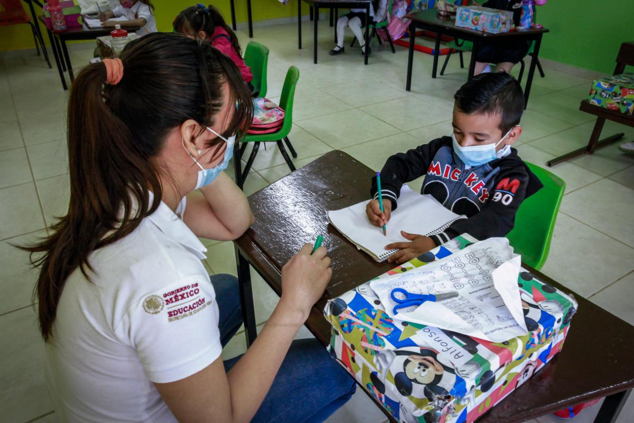 $!Nayeli atendía a los alumnos en su casa, en la Bebelama de San Lorenzo, para evitar el rezago y abandono escolar