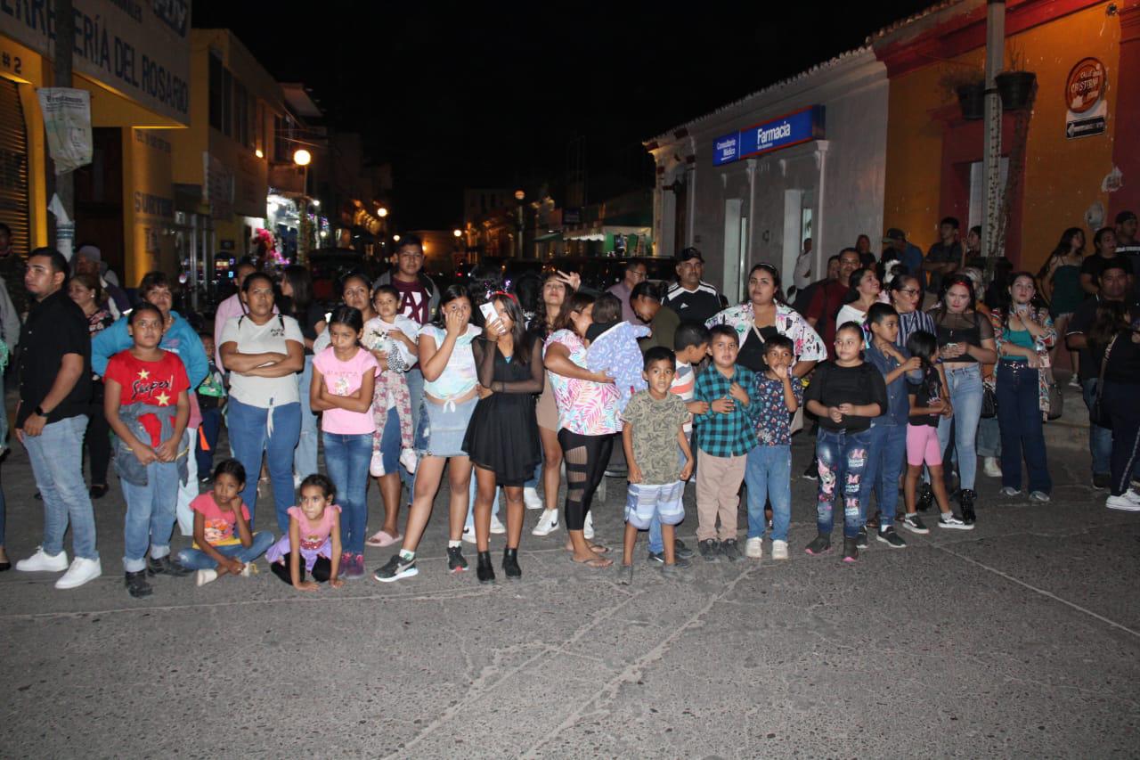 $!Encienden el espíritu navideño en Rosario con desfile de luces, árbol y Nacimiento