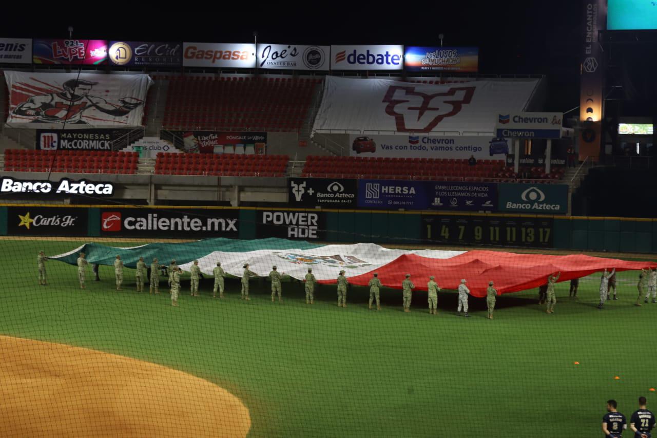 $!Ejército Mexicano, Fuerza Aérea y Guardia Nacional realizan despliegue de Bandera Monumental en Mazatlán