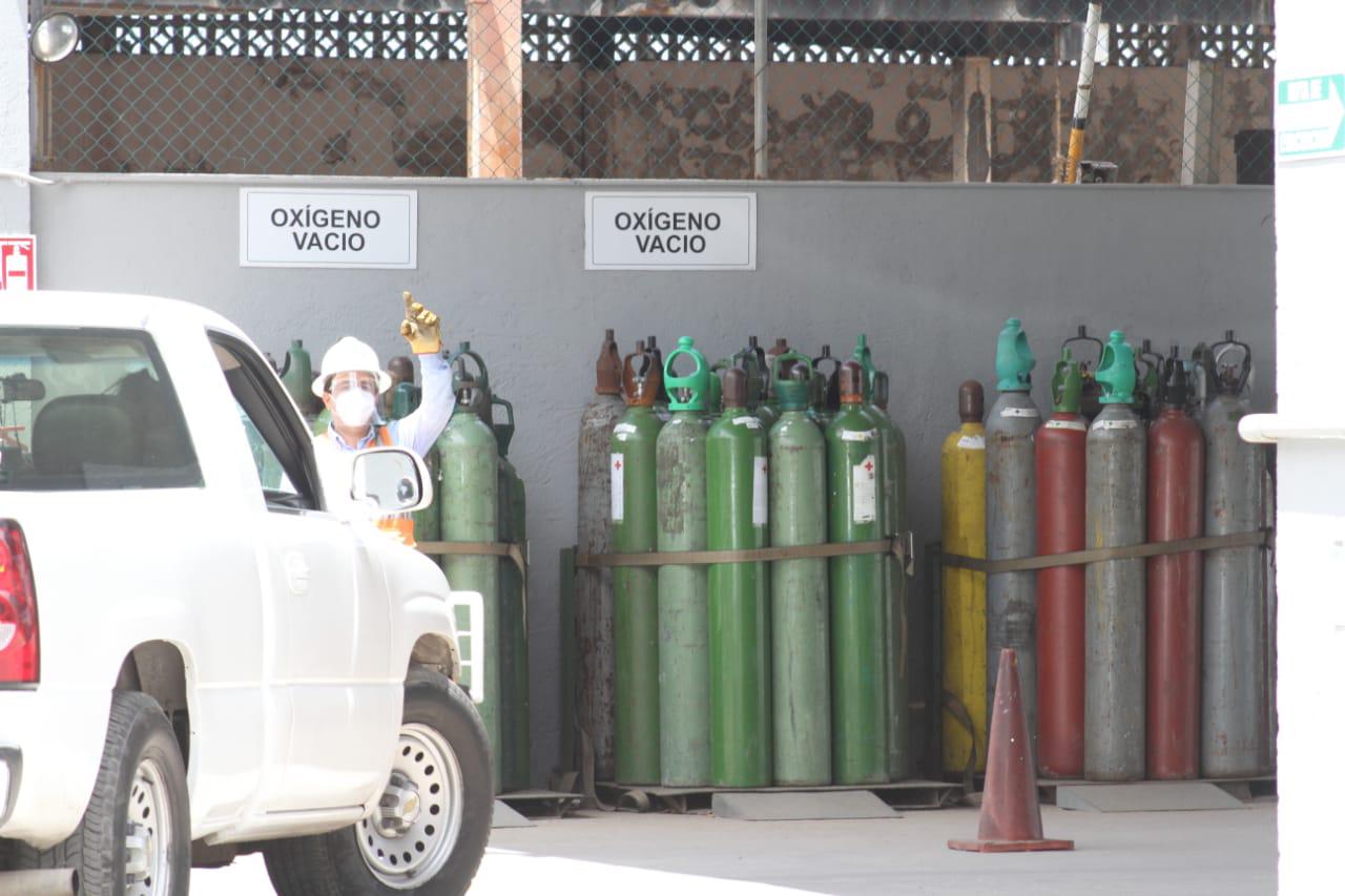$!Filas para llenar tanques de oxígeno se extienden por varias calles en el Parque Bonfil de Mazatlán
