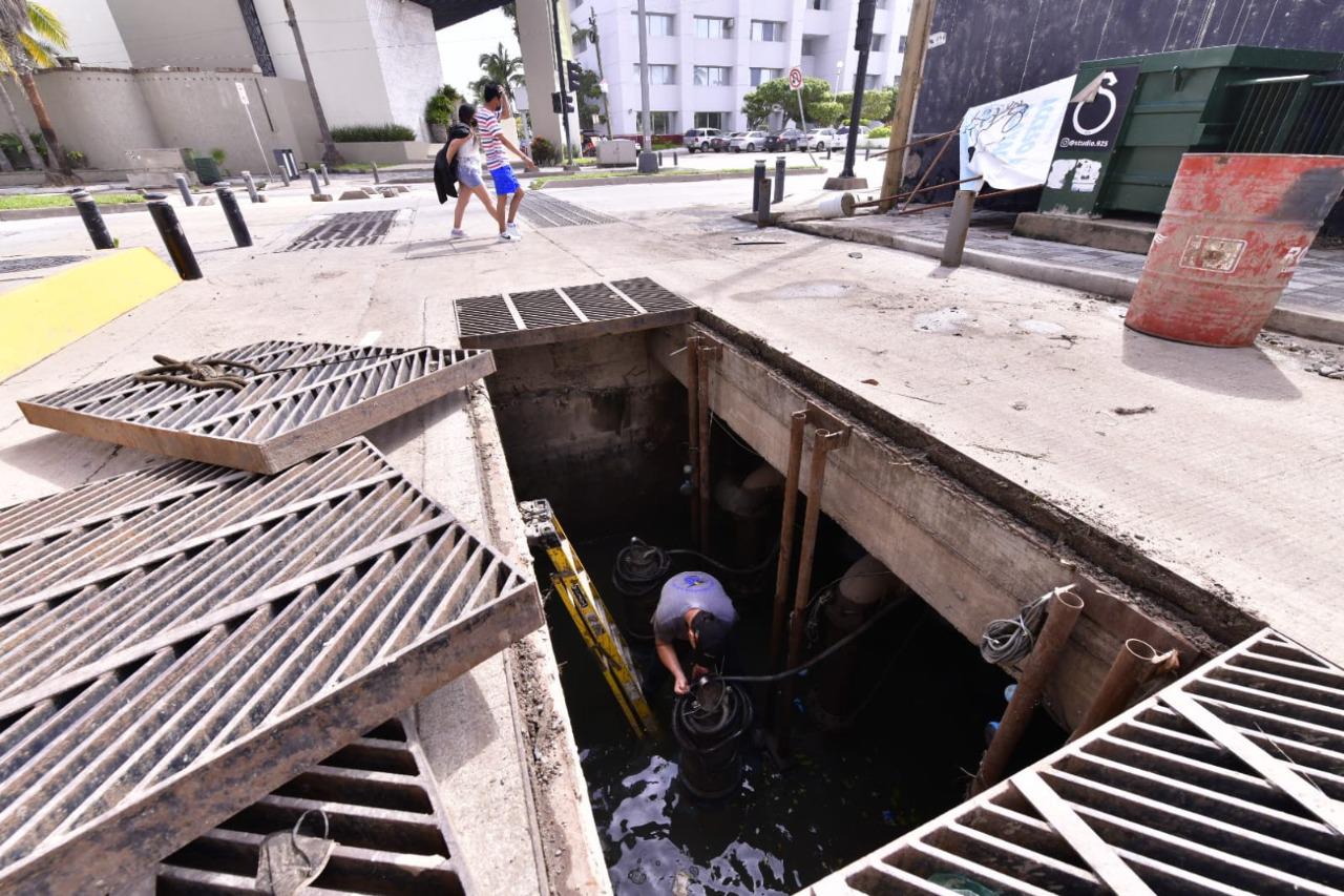 $!En Mazatlán, reparan cárcamo de Zona Dorada; el exceso de basura quemó una de las bombas del equipo