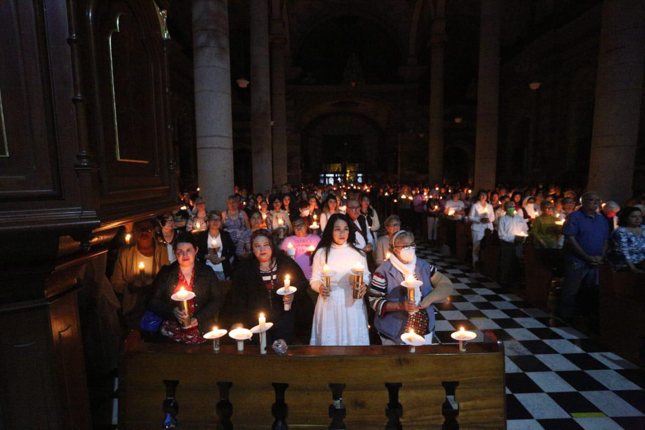 $!Celebran en la Catedral de Mazatlán la Vigilia Pascual