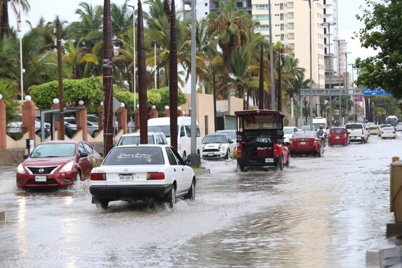 $!En Mazatlán, 10 carros quedan varados por la tormenta