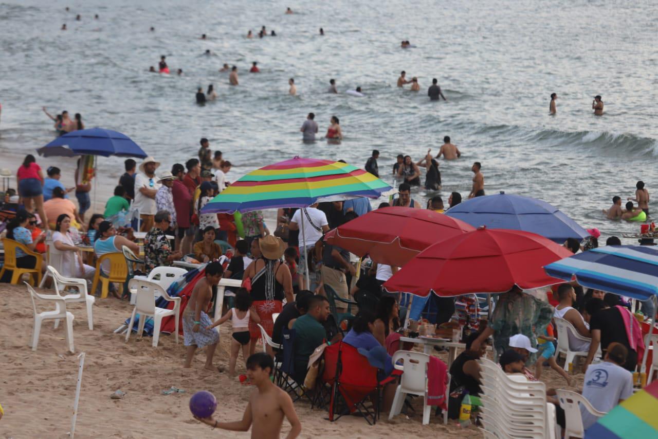 $!#FOTOS | Así fueron los últimos minutos en las playas de Mazatlán este Sábado Santo