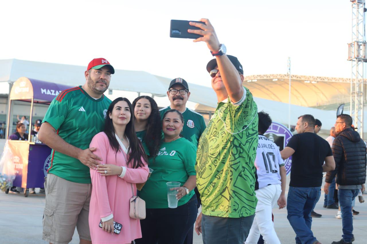 $!Las familias Villacaña y Torres se toman una selfie.