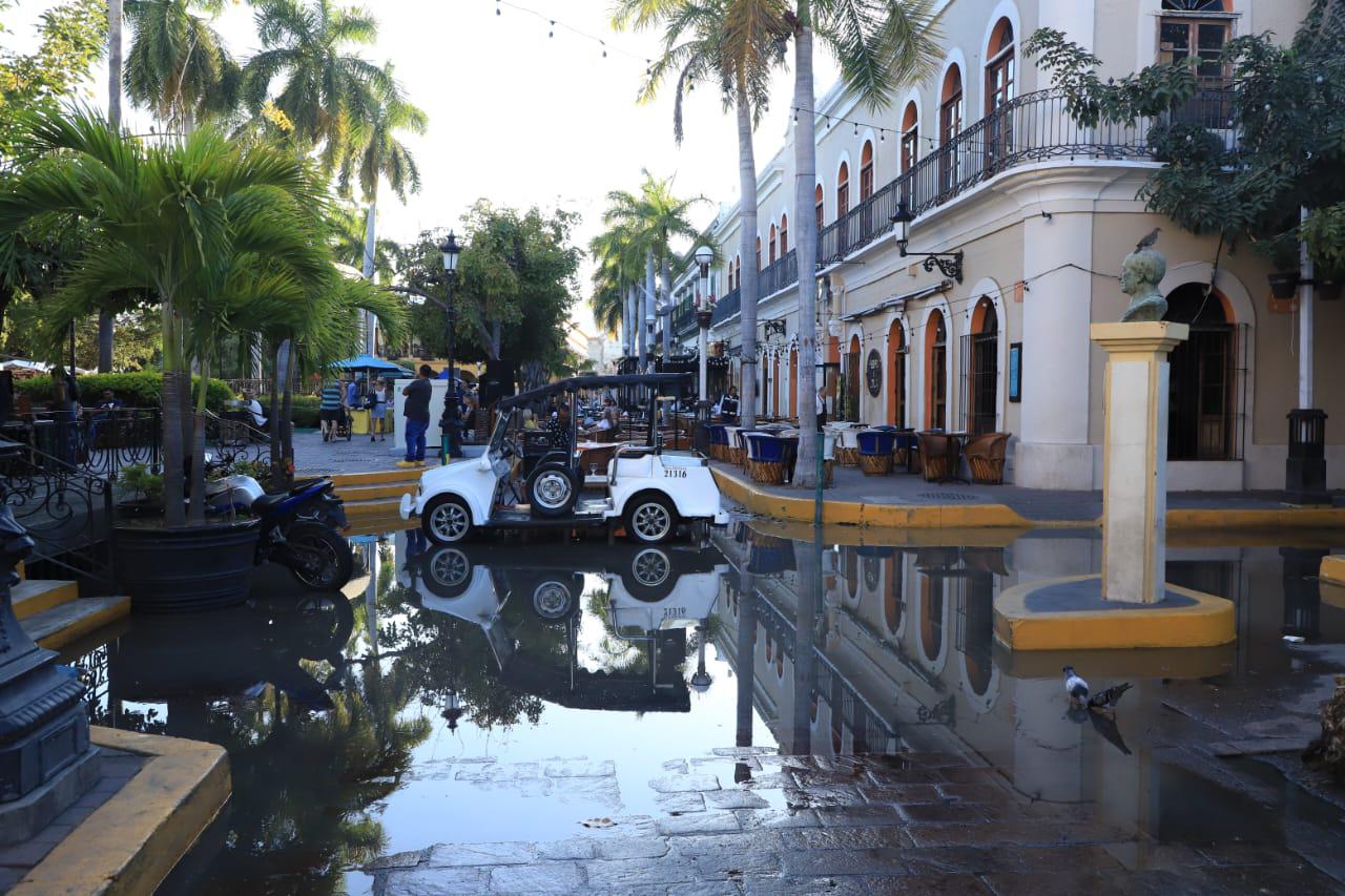 $!Inundan aguas negras el Centro Histórico de Mazatlán