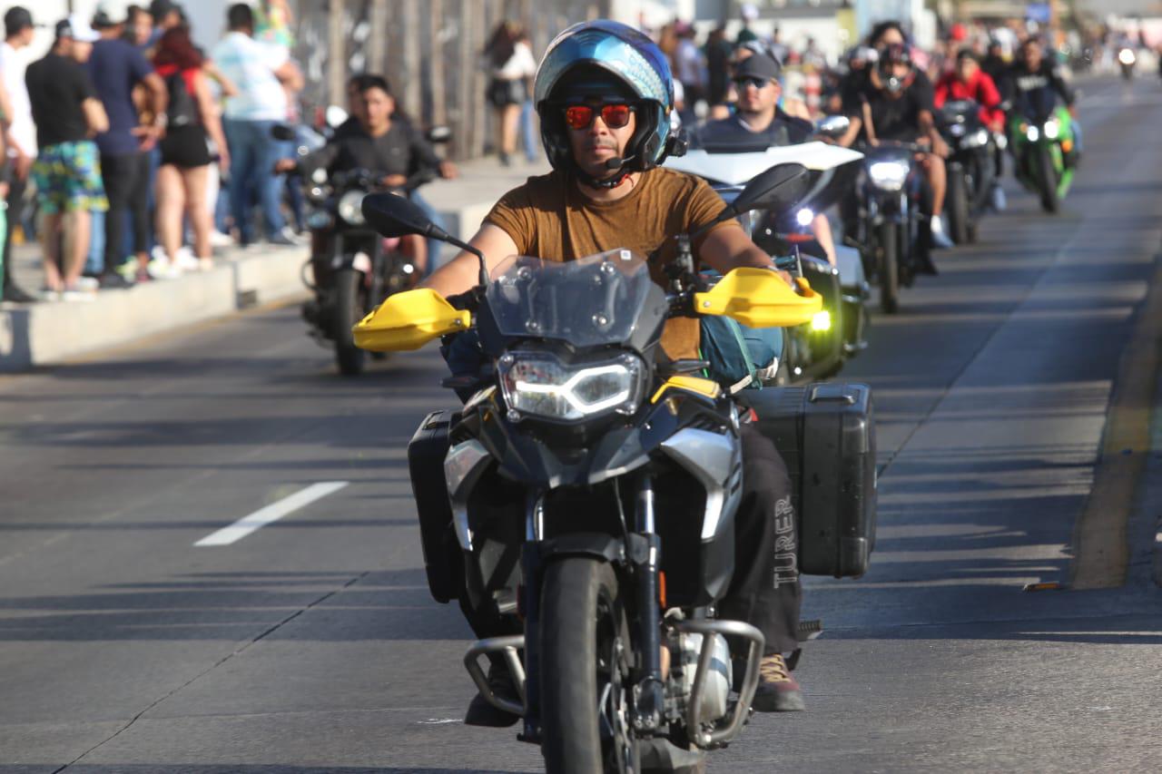 $!Miles de motociclistas convierten el malecón en un Carnaval