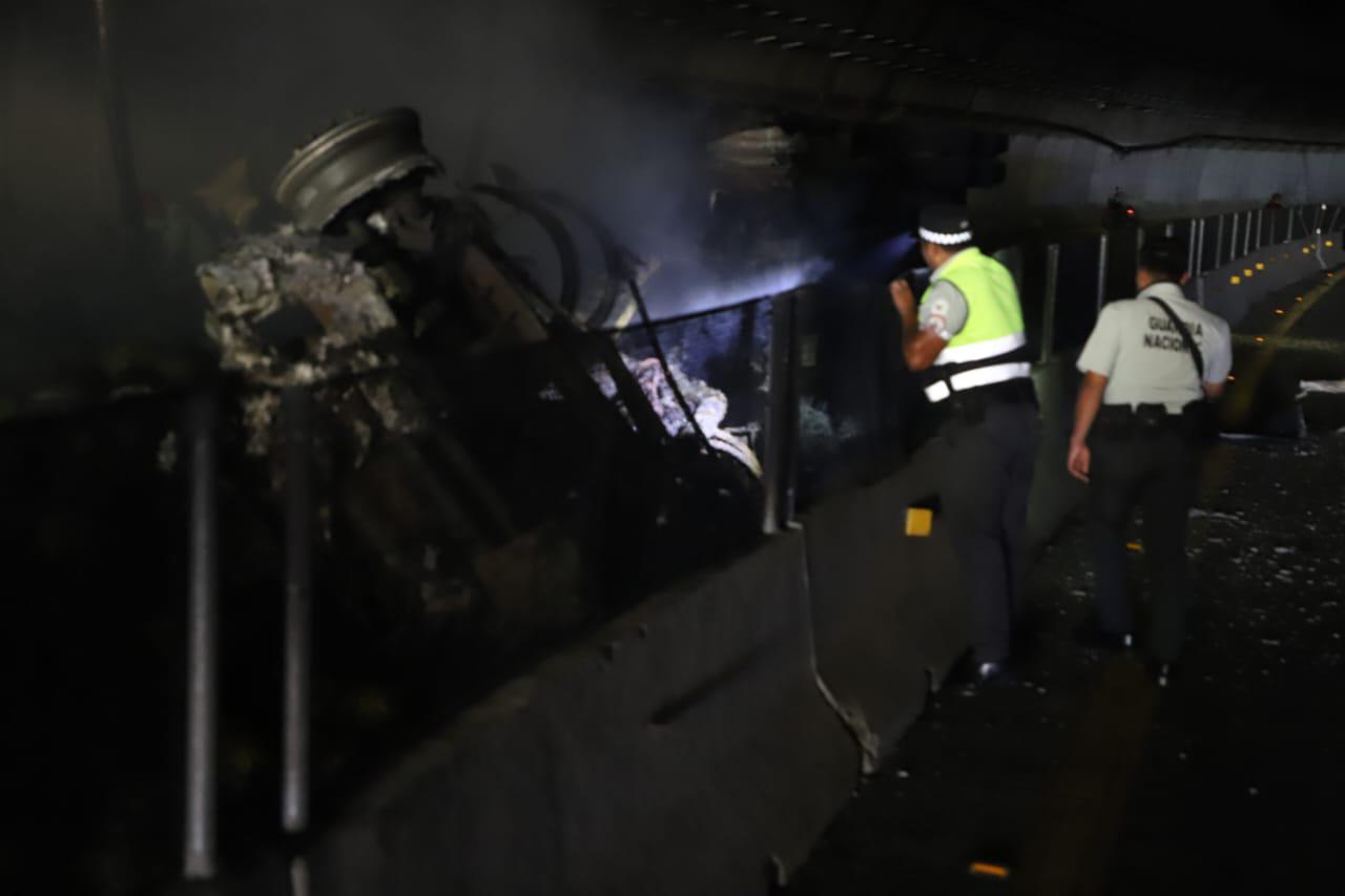 $!Se incendia tractocamión en el túnel El Carrizo II de la Durango-Mazatlán; muere un chofer y otro huye