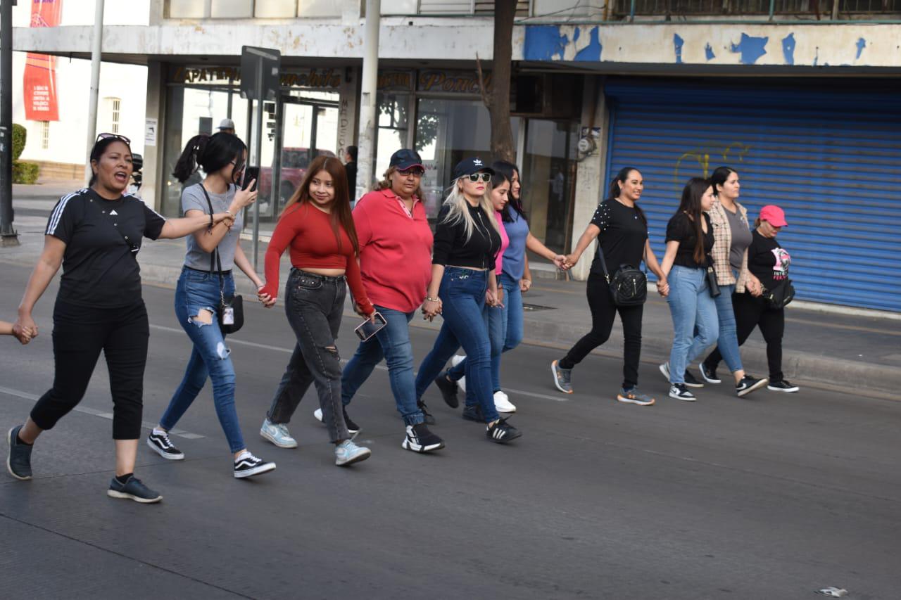 $!Marchan mujeres y acusan violencia sexual por funcionarios en Culiacán