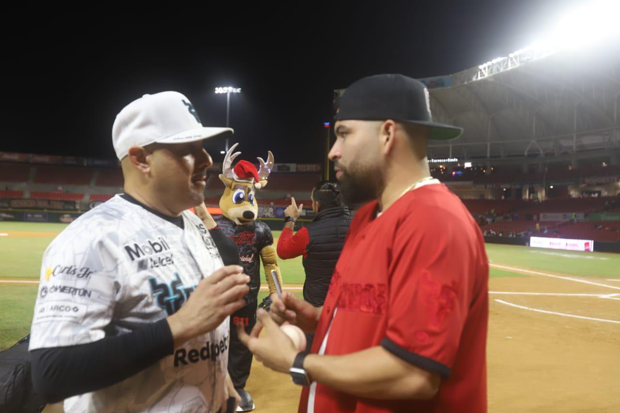 $!José Urquidy lanza la primera bola en el juego Venados-Sultanes