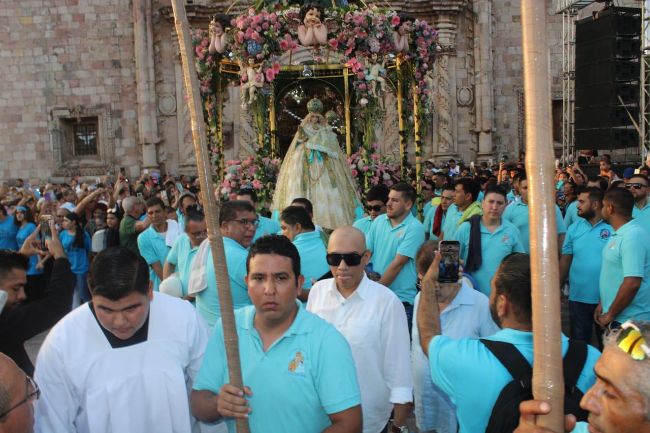 $!Hombres ofrecen con fe sus fuerzas para que Nuestra Señora del Rosario recorra su pueblo