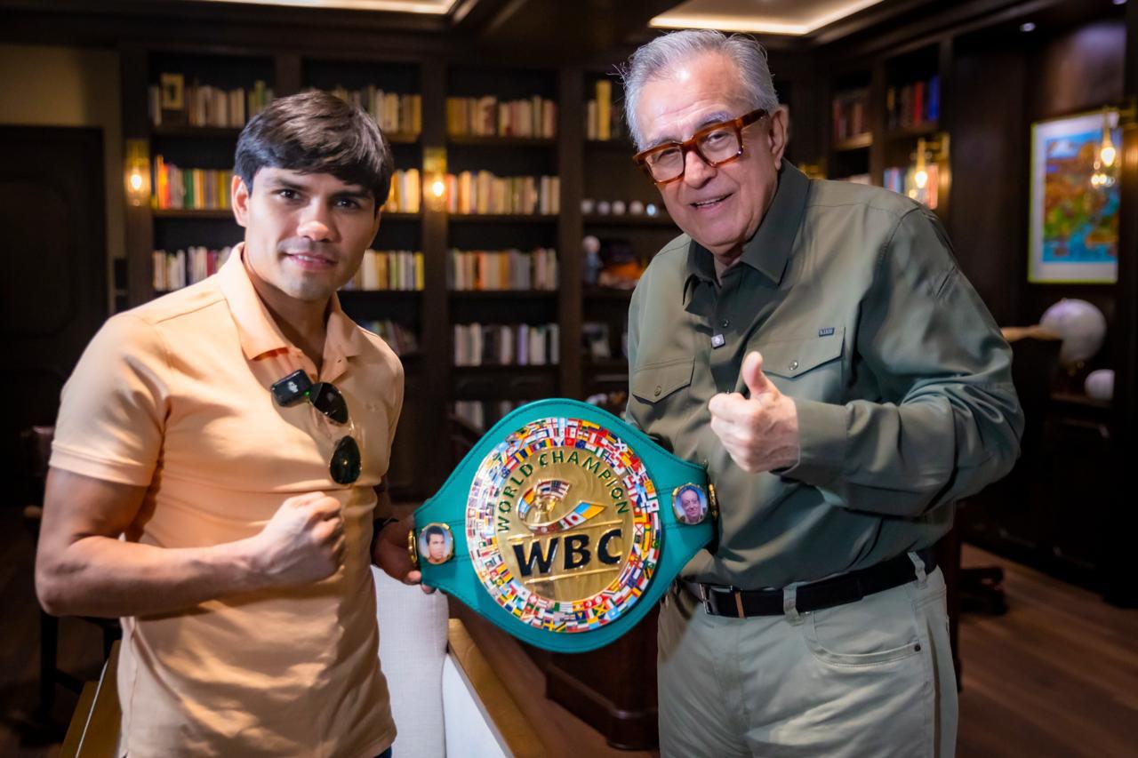 $!Gobernador Rubén Rocha Moya recibe al campeón mundial de boxeo, el mazatleco Pedro Guevara