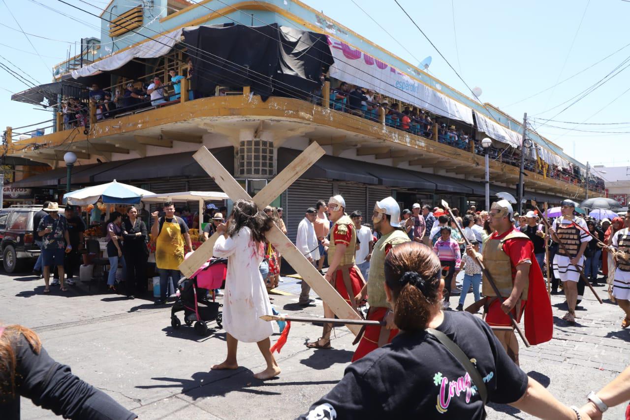 $!Presencian mazatlecos y turistas Viacrucis en calles del Centro