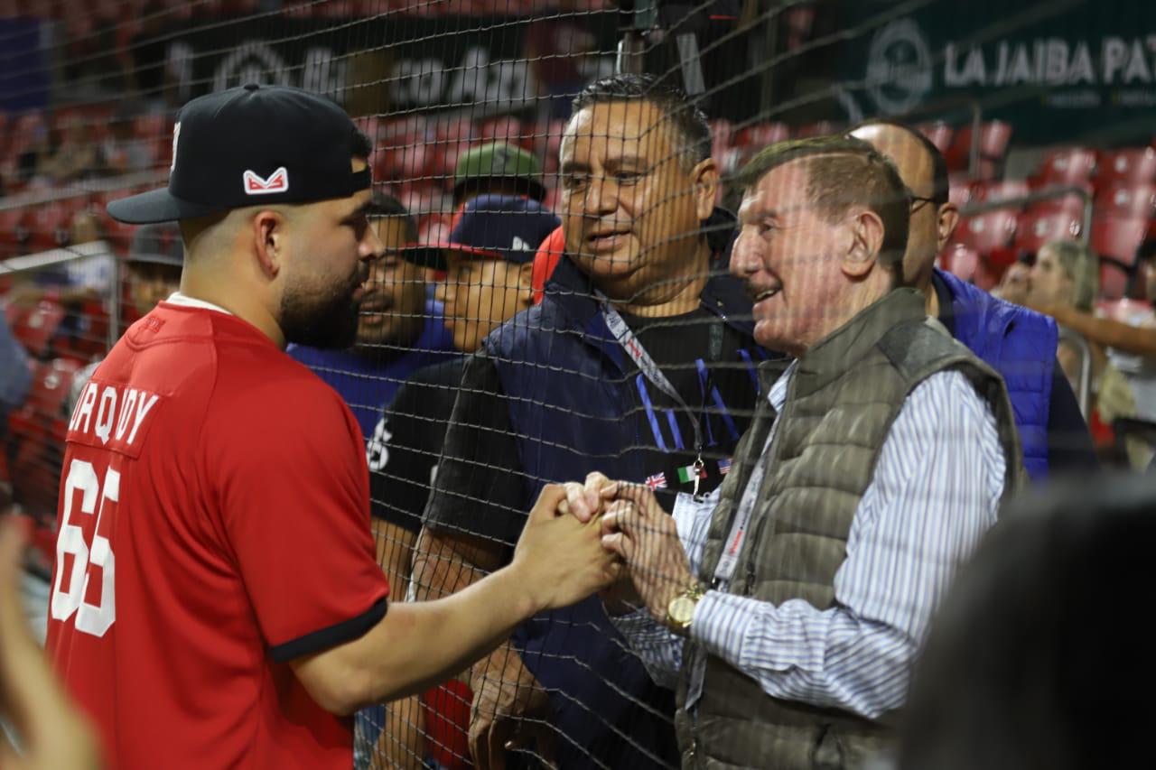 $!José Urquidy lanza la primera bola en el juego Venados-Sultanes