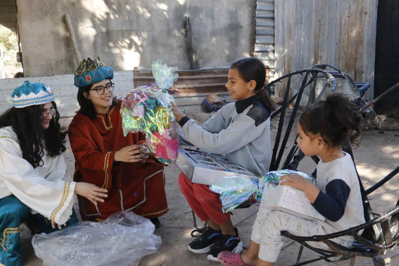 $!Melody y Vanessa son sorprendidas pro los Reyes Magos.