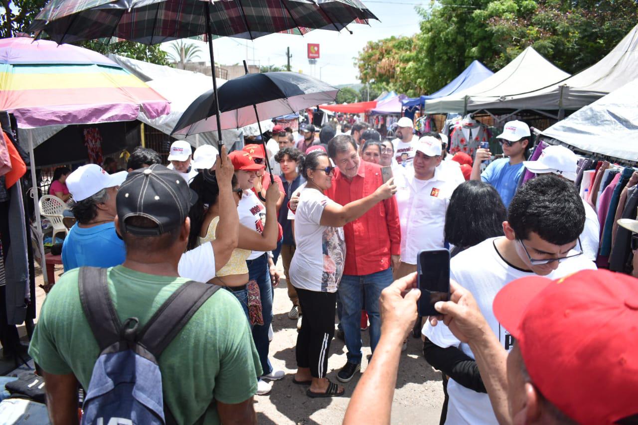 $!Pasea Noroña por tianguis de la Huizaches para cerrar gira en Sinaloa