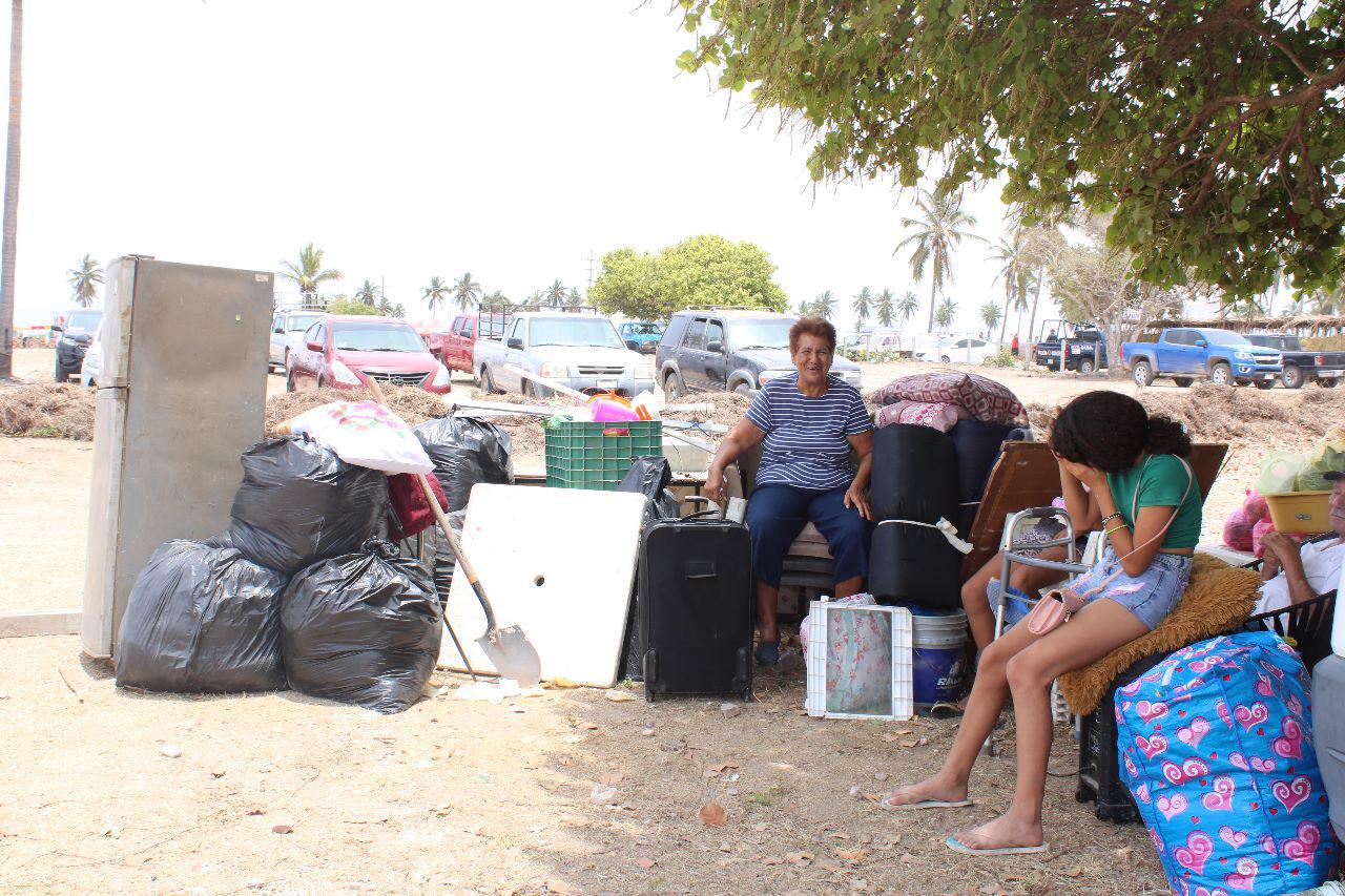 $!Llegan familias a Fiesta de Las Cabras con refrigeradores y estufas