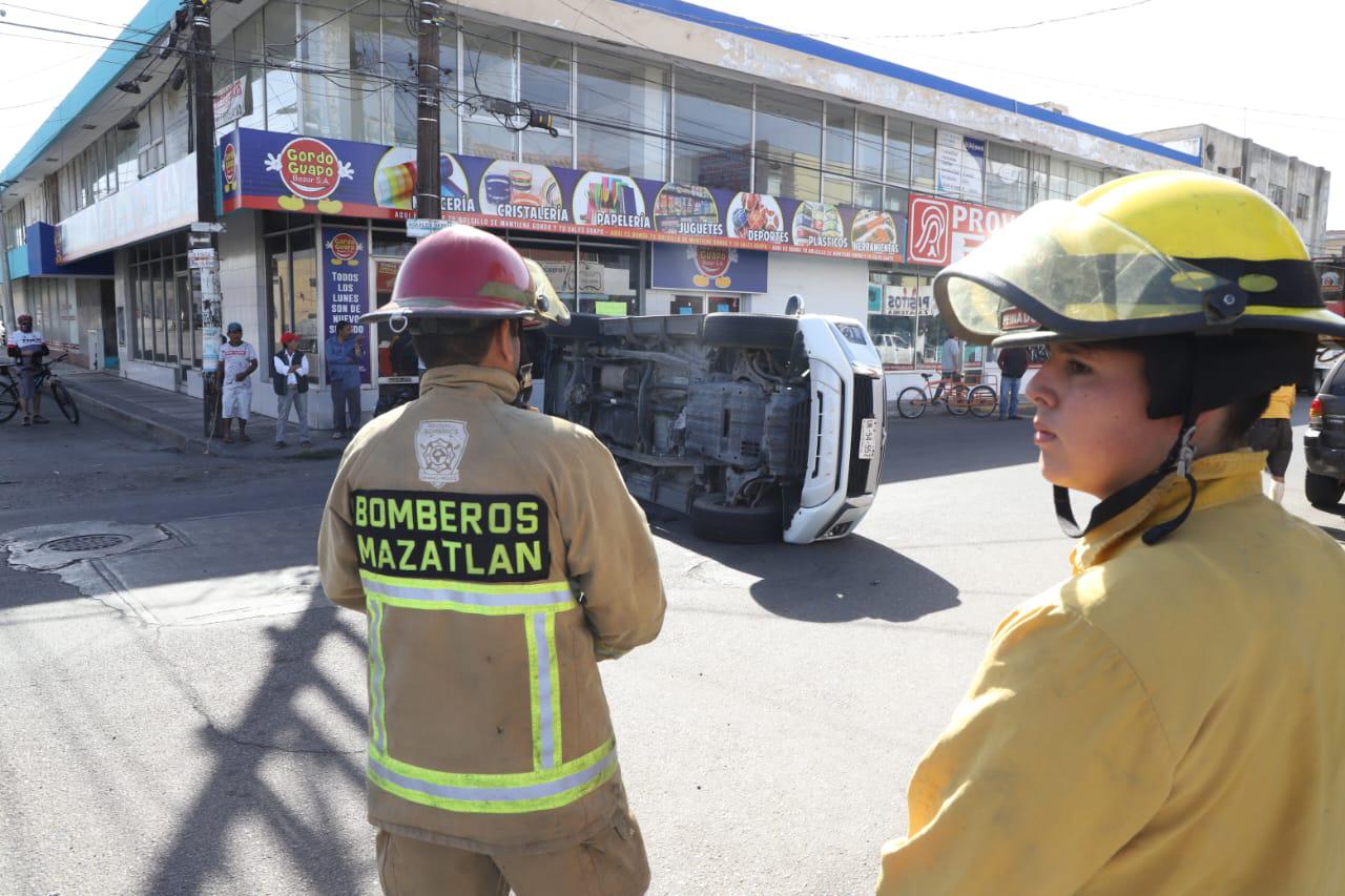 $!Vuelca camioneta en el Centro de Mazatlán tras choque de auto