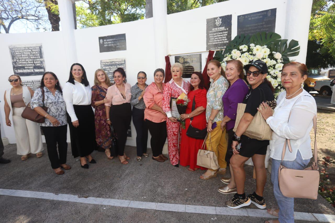 $!La profesora María Santos Guadalupe Páez Chávez y un grupo de ex alumnos se toman la fotografía del recuerdo junto a la placa que fue develada.