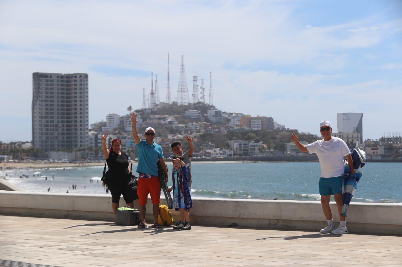 $!Se llenan playas de Mazatlán con los primeros vacacionistas